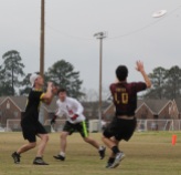 Sophomore Patrick Murphy attempts to read the disc between two Kennesaw State defenders in a bracket game of the Alabama tournament. Murphy played 16 points in the tournament. PHOTO BY: Will Hanna